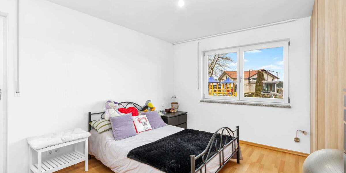 Neuwertige DHH in ruhiger Anliegerstraße | Kaminofen, Fußbodenheizung & Hobbyraum - Doppelhaushälfte Taufkirchen (Vils) | Angebot:22166188