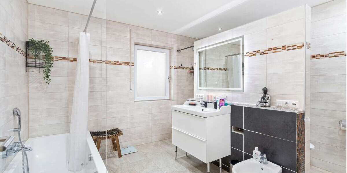 Neuwertige DHH in ruhiger Anliegerstraße | Kaminofen, Fußbodenheizung & Hobbyraum - Doppelhaushälfte Taufkirchen (Vils) | Angebot:22166188