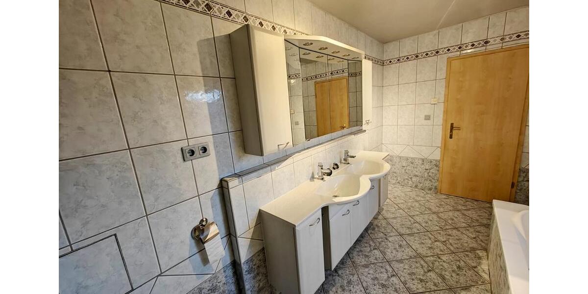 Einfamilienhaus Wildenberg - 7 Zimmer, 220 m&sup2;, 1.700&euro; | Angebot:25907276