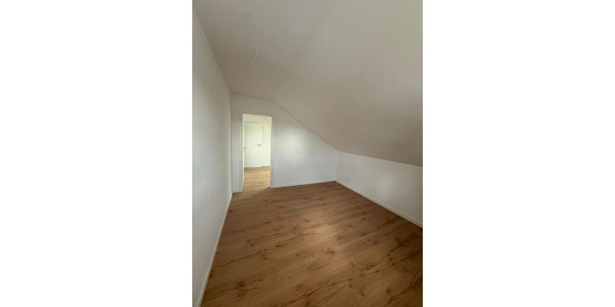 Dachgeschoßwohnung Niederaichbach - 4 Zimmer, 120 m&sup2;, 1.100&euro; | Angebot:25790907
