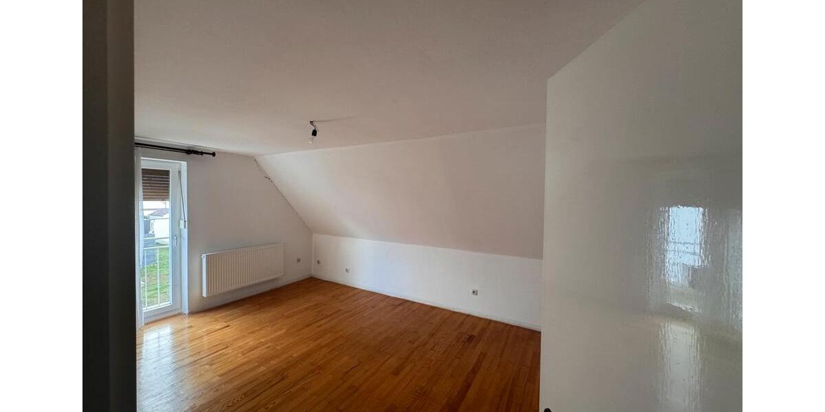 Dachgeschoßwohnung Rottenburg an der Laaber - 3 Zimmer, 103 m&sup2;, 800&euro; | Angebot:26019906