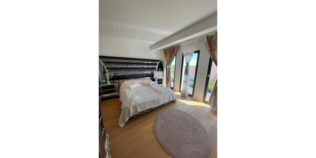Villa Hohenpolding - 4.5 Zimmer, 185 m&sup2;, 3.150&euro; | Angebot:26383331