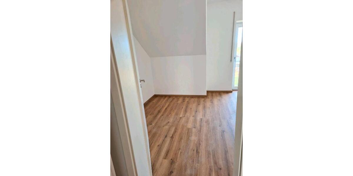 Dachgeschoßwohnung Mengkofen - 3 Zimmer, 80 m&sup2;, 815&euro; | Angebot:26042526
