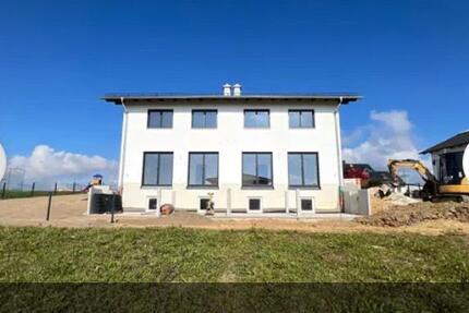 Haus Bruckberg - 5 Zimmer, 133 m&sup2;, 1.700&euro; | Angebot:25329415