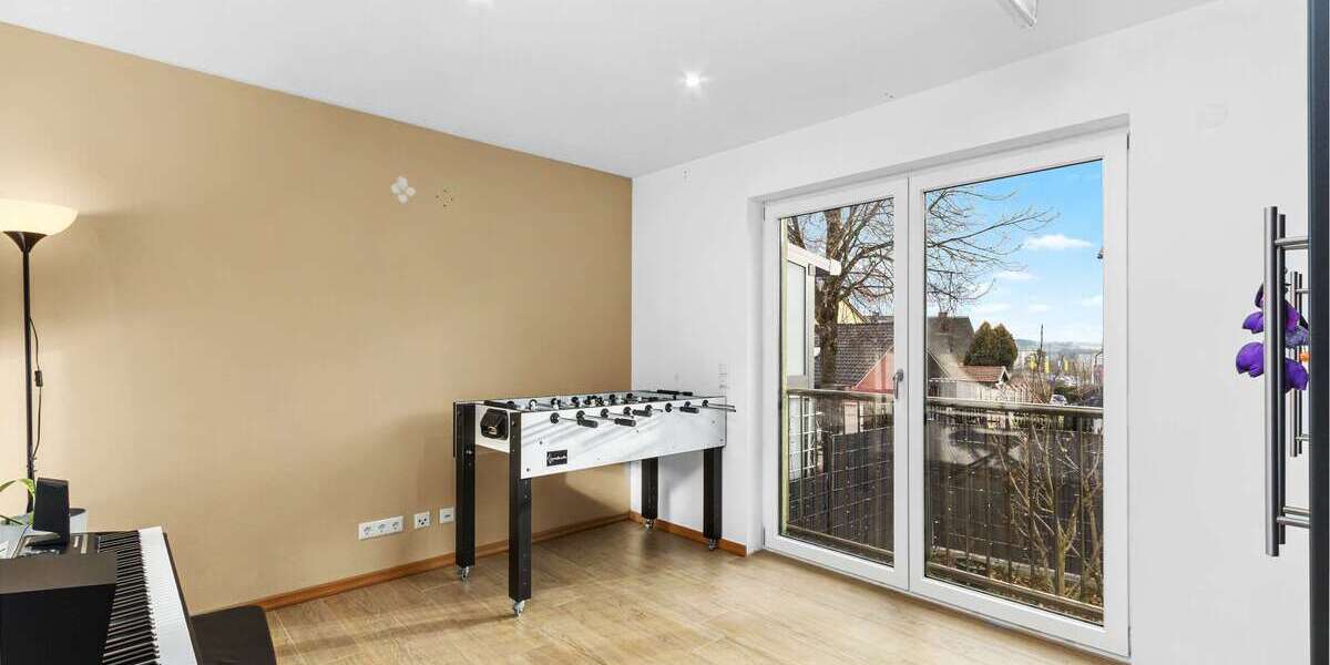 Neuwertige DHH in ruhiger Anliegerstraße | Kaminofen, Fußbodenheizung & Hobbyraum - Doppelhaushälfte Taufkirchen (Vils) | Angebot:22166188