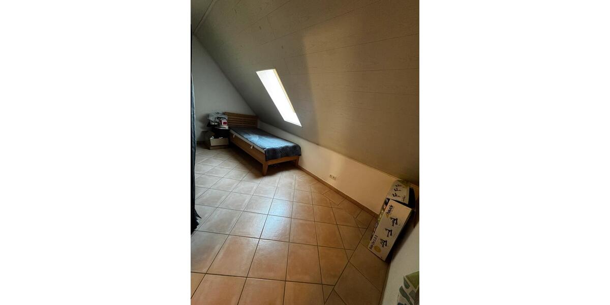 Dachgeschoßwohnung Dingolfing - 4 Zimmer, 110 m&sup2;, 1.300&euro; | Angebot:25945323