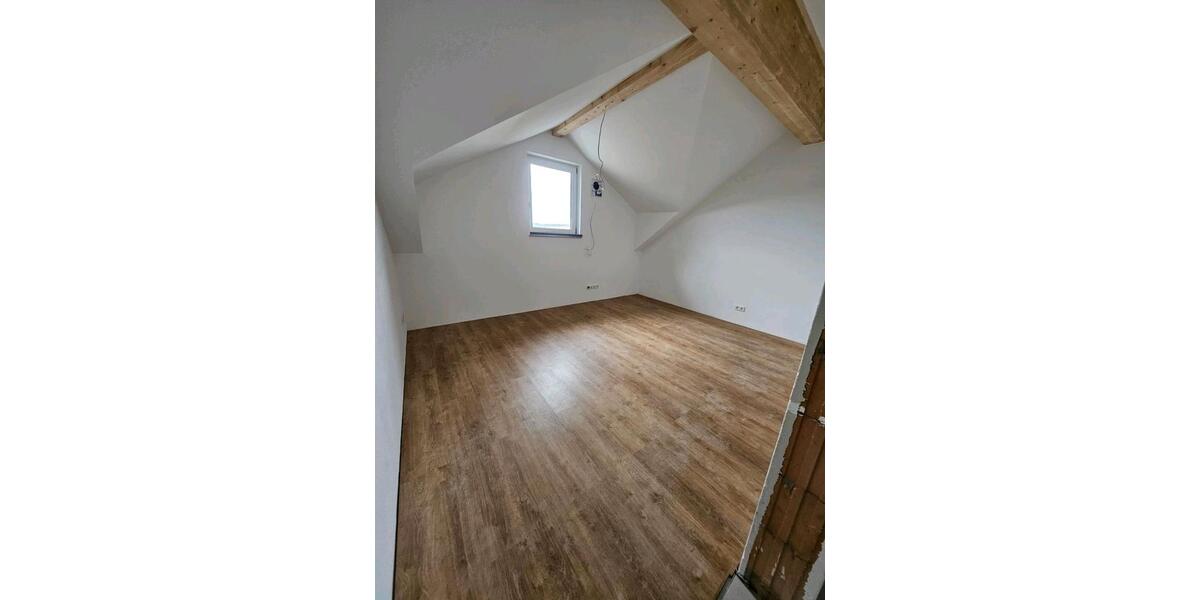 Dachgeschoßwohnung Niederviehbach - 3 Zimmer, 83 m&sup2;, 1.020&euro; | Angebot:25959653