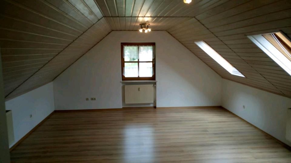 Dachgeschoßwohnung Bruckberg - 1 Zimmer, 31 m&sup2;, 300&euro; | Angebot:25940427