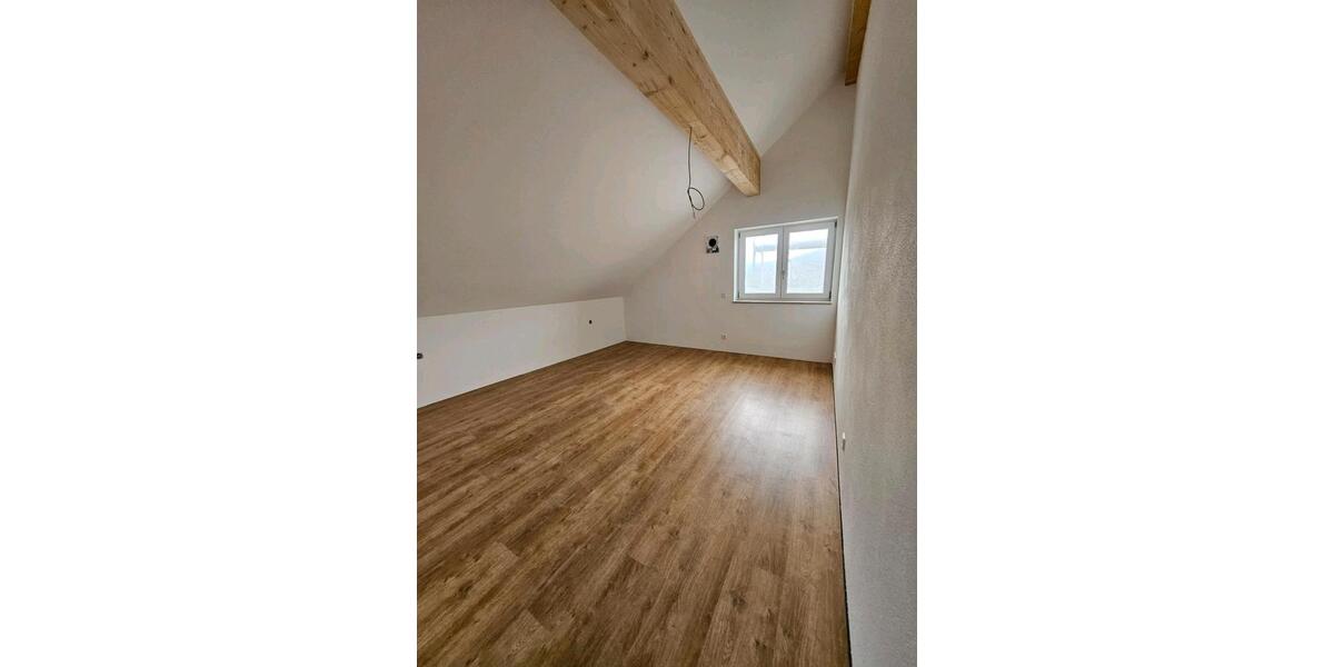 Dachgeschoßwohnung Niederviehbach - 3 Zimmer, 83 m&sup2;, 1.020&euro; | Angebot:25959653