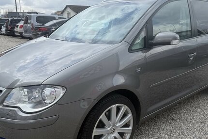 VW Touran 2.0 TDI DSG R-Line Edition Xenon Navi 223.500 km 7.990 &euro; Altdorf 84032