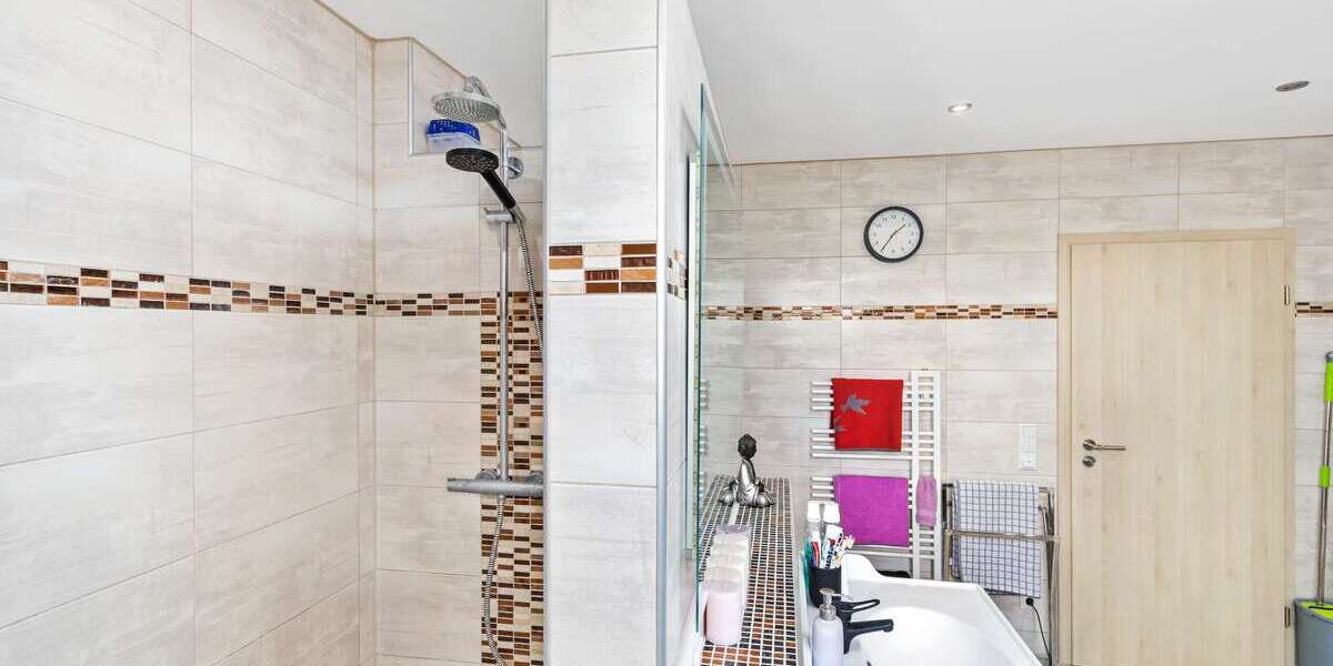 Neuwertige DHH in ruhiger Anliegerstraße | Kaminofen, Fußbodenheizung & Hobbyraum - Doppelhaushälfte Taufkirchen (Vils) | Angebot:22166188