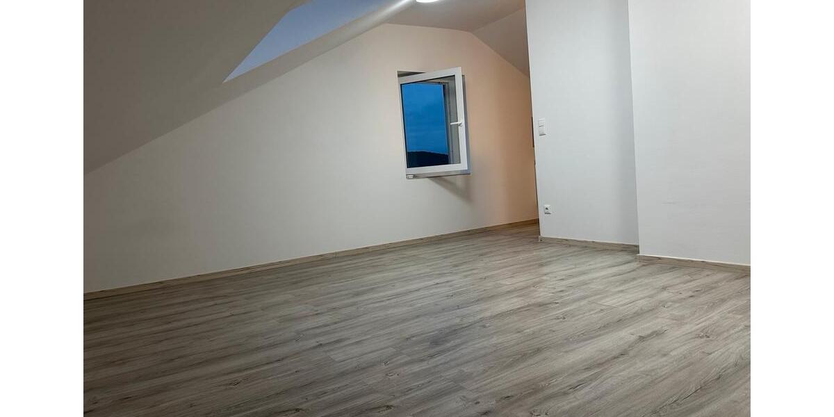 Dachgeschoßwohnung Frontenhausen - 2.5 Zimmer, 60 m&sup2;, 700&euro; | Angebot:25782838