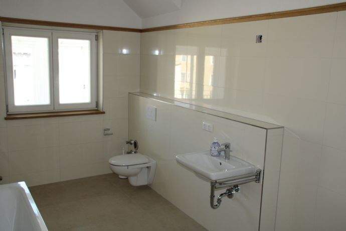 Etagenwohnung Vilsbiburg - 3 Zimmer, 141 m&sup2;, 1.200&euro; | Angebot:25797218