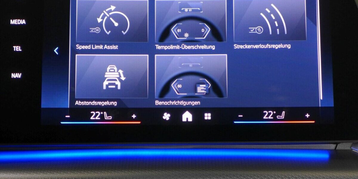 BMW 218 Active Tourer i M Sport 360°,AHK,HUD,Leder 10.400 km 29.590 &euro; Landshut 84030