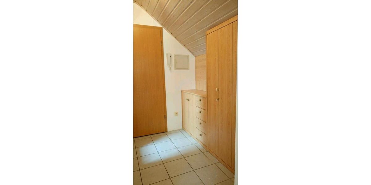 Dachgeschoßwohnung Bruckberg - 1 Zimmer, 31 m&sup2;, 300&euro; | Angebot:25940427