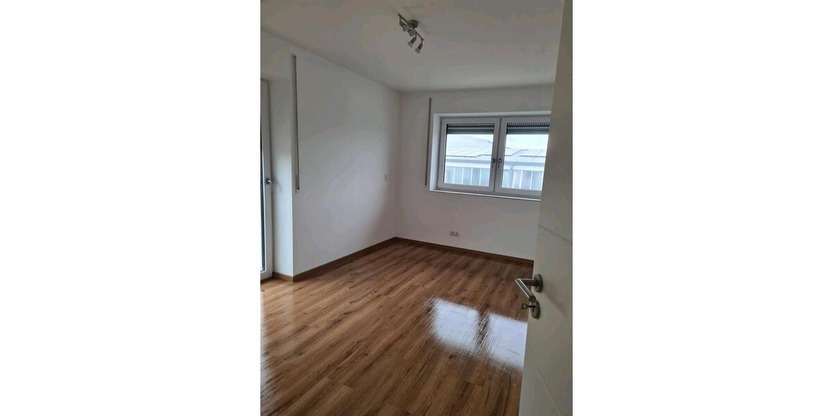 Etagenwohnung Mengkofen - 3 Zimmer, 89 m&sup2;, 925&euro; | Angebot:25790629