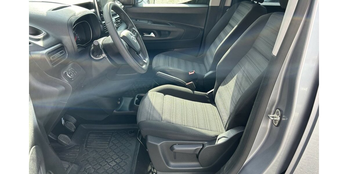 Opel Combo 1.2i Edition 1.HAND Tempomat DAB PDC 54.200 km 15.850 &euro; Altdorf 84032